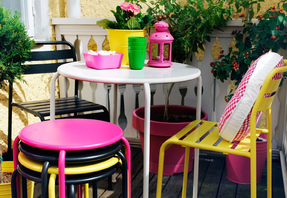 Un pequeño comedor en el balcón 