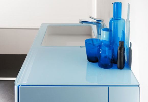 Un mueble de baño color celeste 