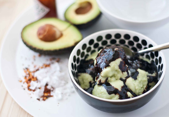 Helado de aguacate con sirope de chocolate y chile