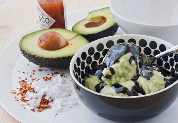 Helado de aguacate con sirope de chocolate y chil
