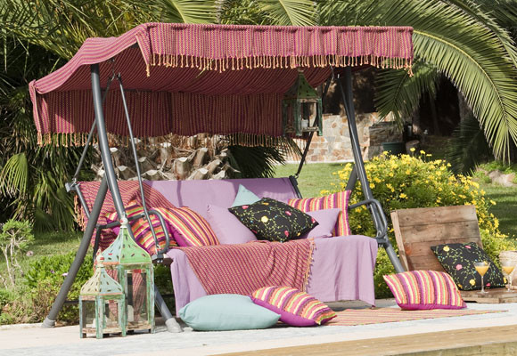 Un salón al borde de la piscina 