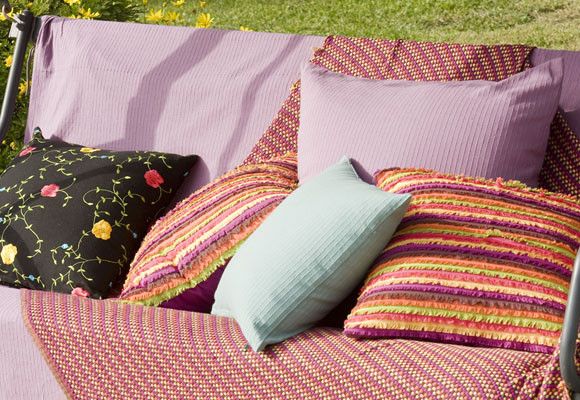 Un salón al borde de la piscina 