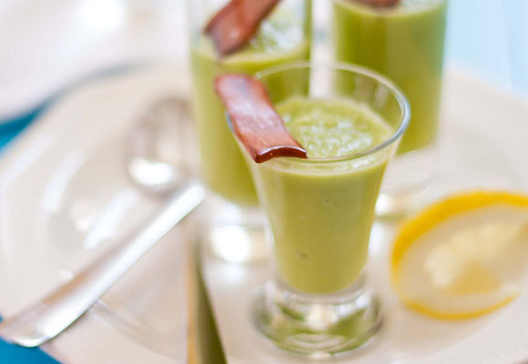 Huevas de atún con crema de aguacate