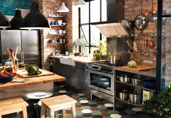 Una cocina con paredes de ladrillo