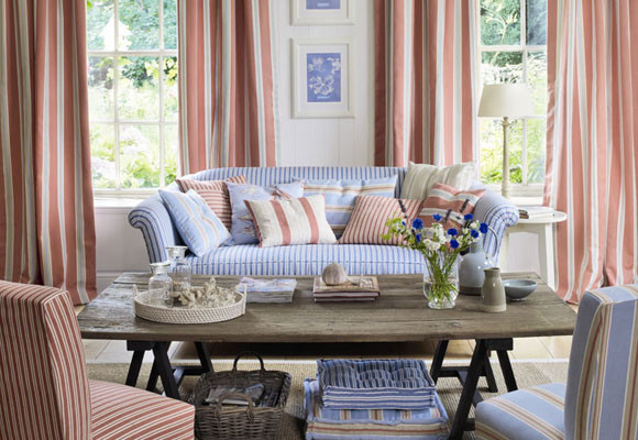 Un salón de rayas azul y rojo