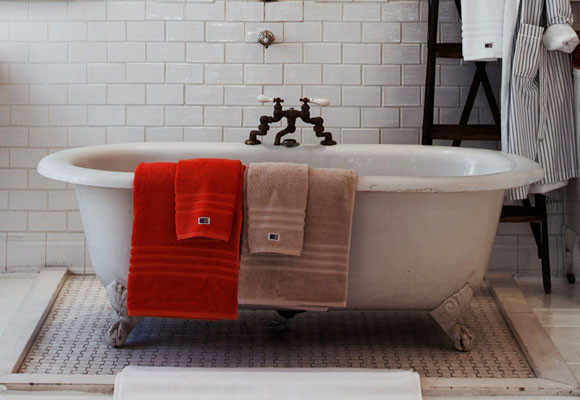 Detalles naranjas en un baño blanco