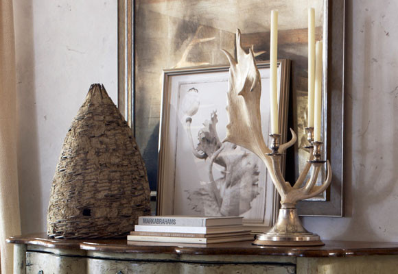 Un cálido salón decorado en tonos tierra 