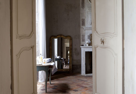 Una mesa auxiliar en el baño