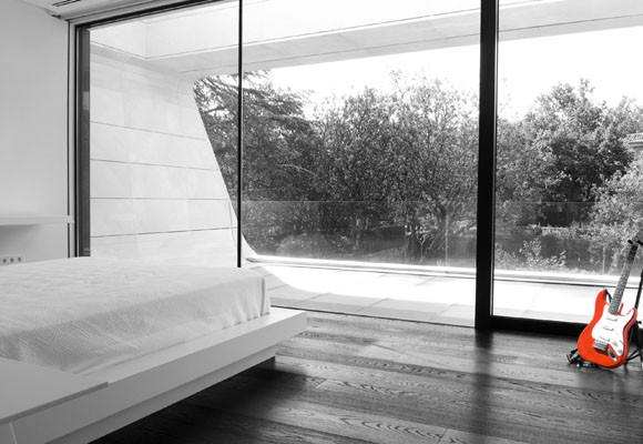 Una vivienda entre pinos y encinas