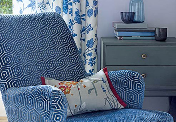 Un dormitorio decorado con telas 