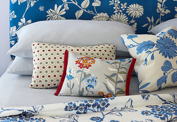 Un dormitorio decorado con telas 