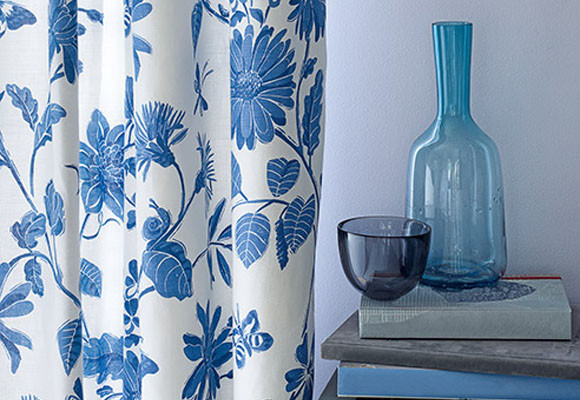 Un dormitorio decorado con telas 