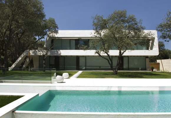 Una vivienda entre pinos y encinas