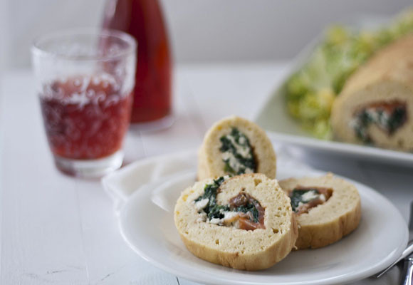 Tronco de espinacas, requesón, pausas y salmón 