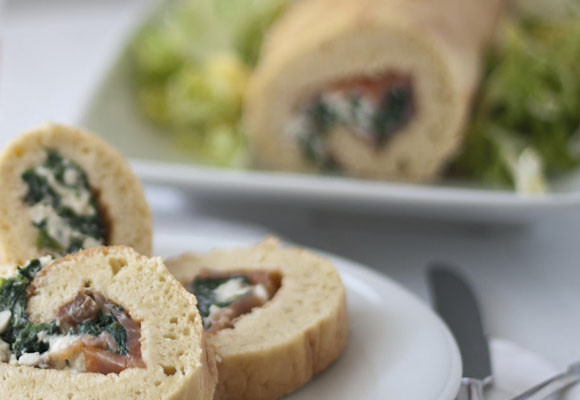 Tronco de espinacas, requesón, pausas y salmón 