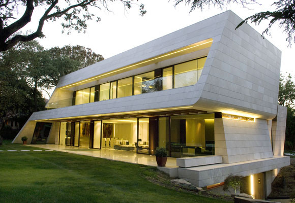 Una vivienda entre pinos y encinas