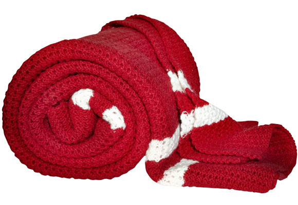 Manta roja para el sofá