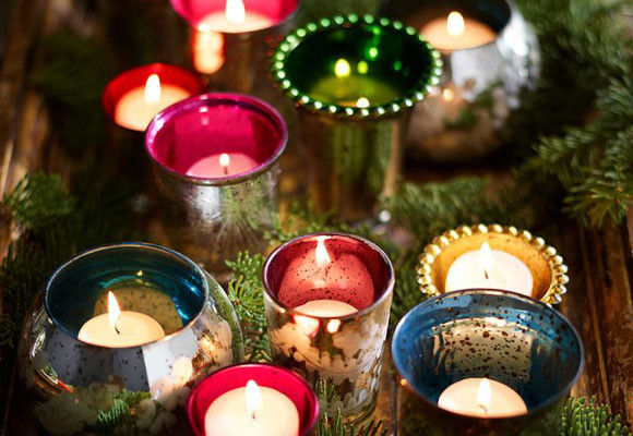 Velas y bolas de colores