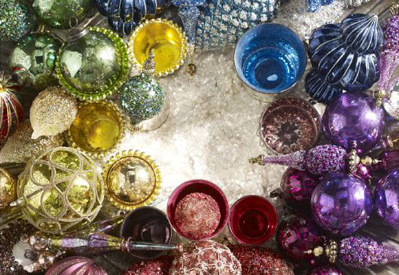 Velas y bolas de colores