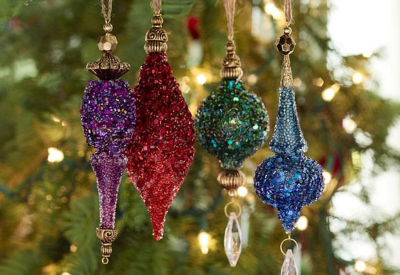 Velas y bolas de colores