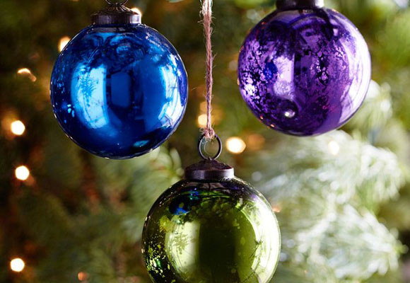 Velas y bolas de colores