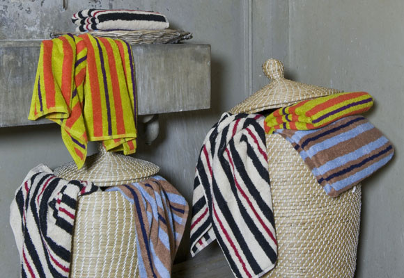 Albornoces de rayas para decorar el baño