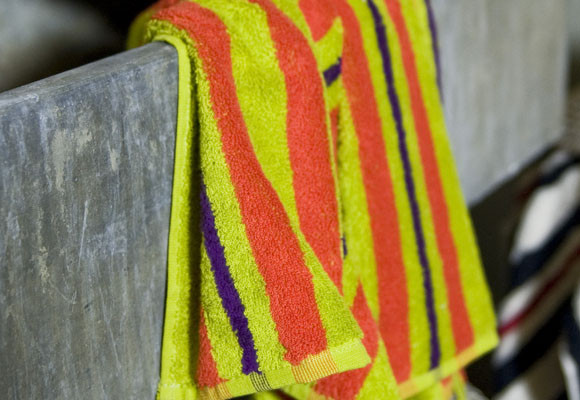 Albornoces de rayas para decorar el baño