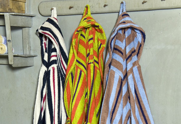 Albornoces de rayas para decorar el baño