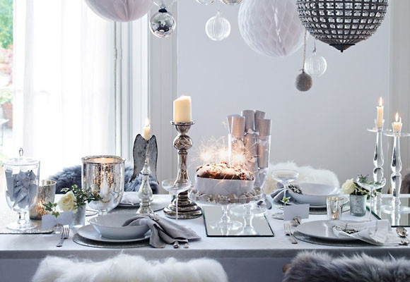 Circulos de plata en la mesa de fin de año