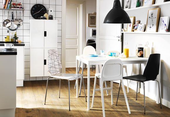 Una mesa grande en la cocina 