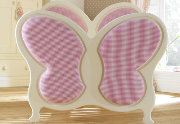 Amor y mariposas en el dormitorio