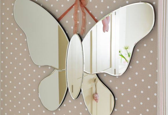 Amor y mariposas en el dormitorio