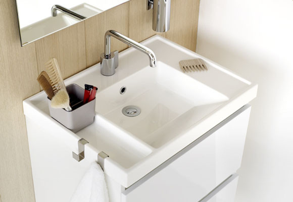 Una estantería de madera en el baño