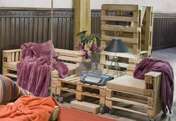 Un dormitorio con muebles reciclados