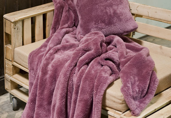 Un dormitorio con muebles reciclados