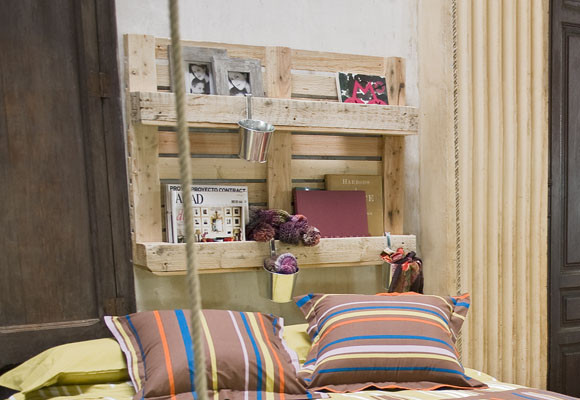 Un dormitorio con muebles reciclados
