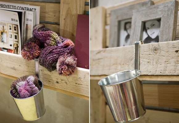 Un dormitorio con muebles reciclados