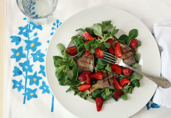 Ensalada de canónigos, fresas y setas