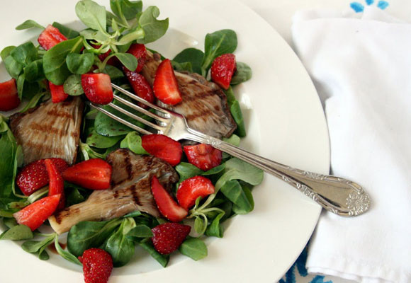 Ensalada de canónigos, fresas y setas