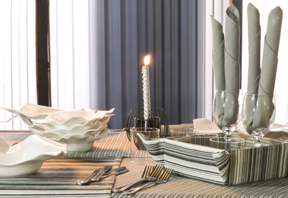 Una mesa en tonos grises 