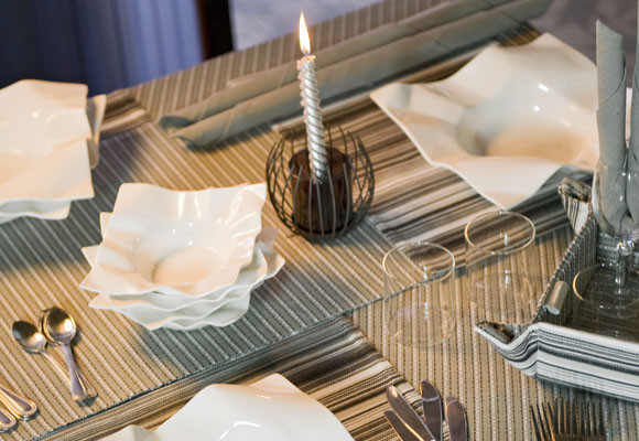 Una mesa en tonos grises 