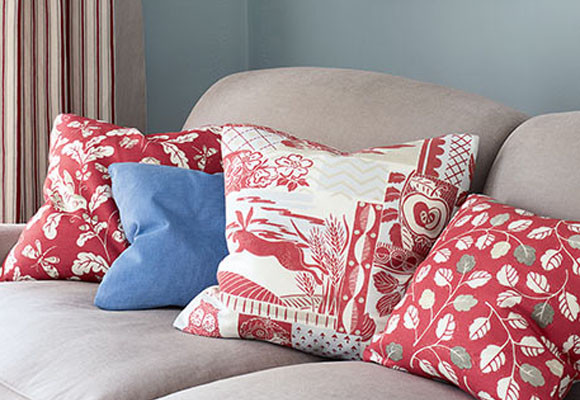 Un salón en azul y rojo