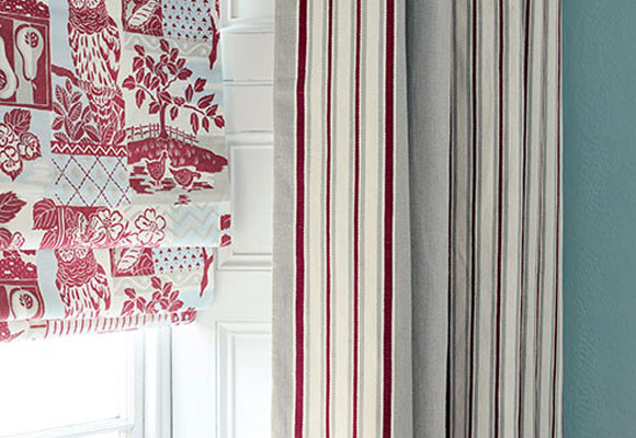 Un salón en azul y rojo