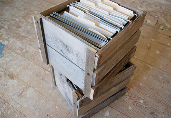 Un archivador con cajas de manzanas