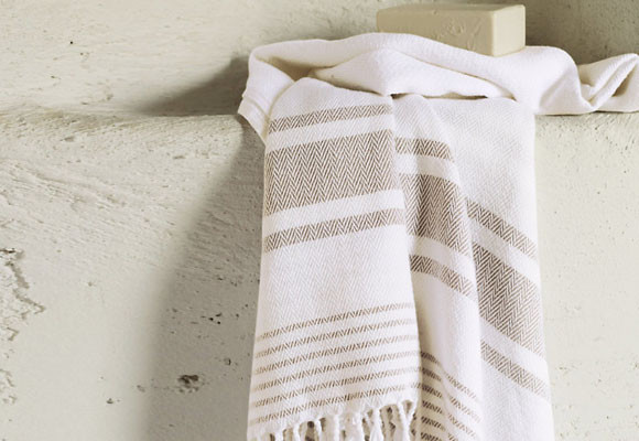 Un baño blanco y beige