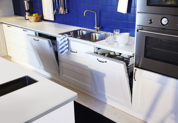 Una cocina azul y blanca 