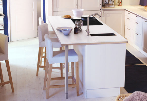 Una cocina azul y blanca 