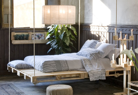 Luz natural sobre sábanas blancas 