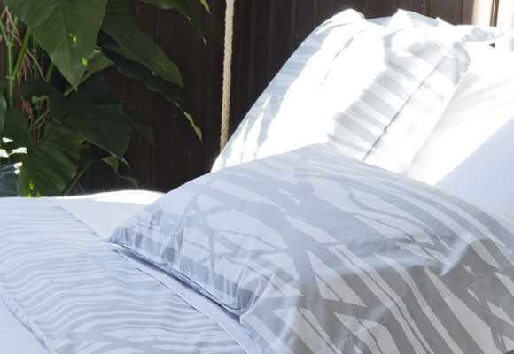 Luz natural sobre sábanas blancas 