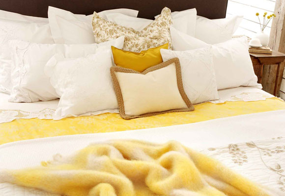 Un dormitorio rústico y veraniego